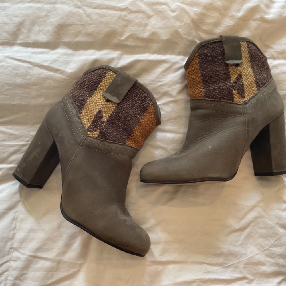 Howsty Boots - Picture 2 of 3